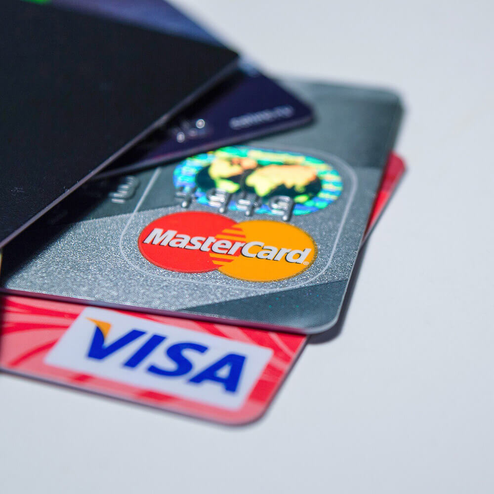 Пластиковые карты VISA и MASTER на столе крупным планом